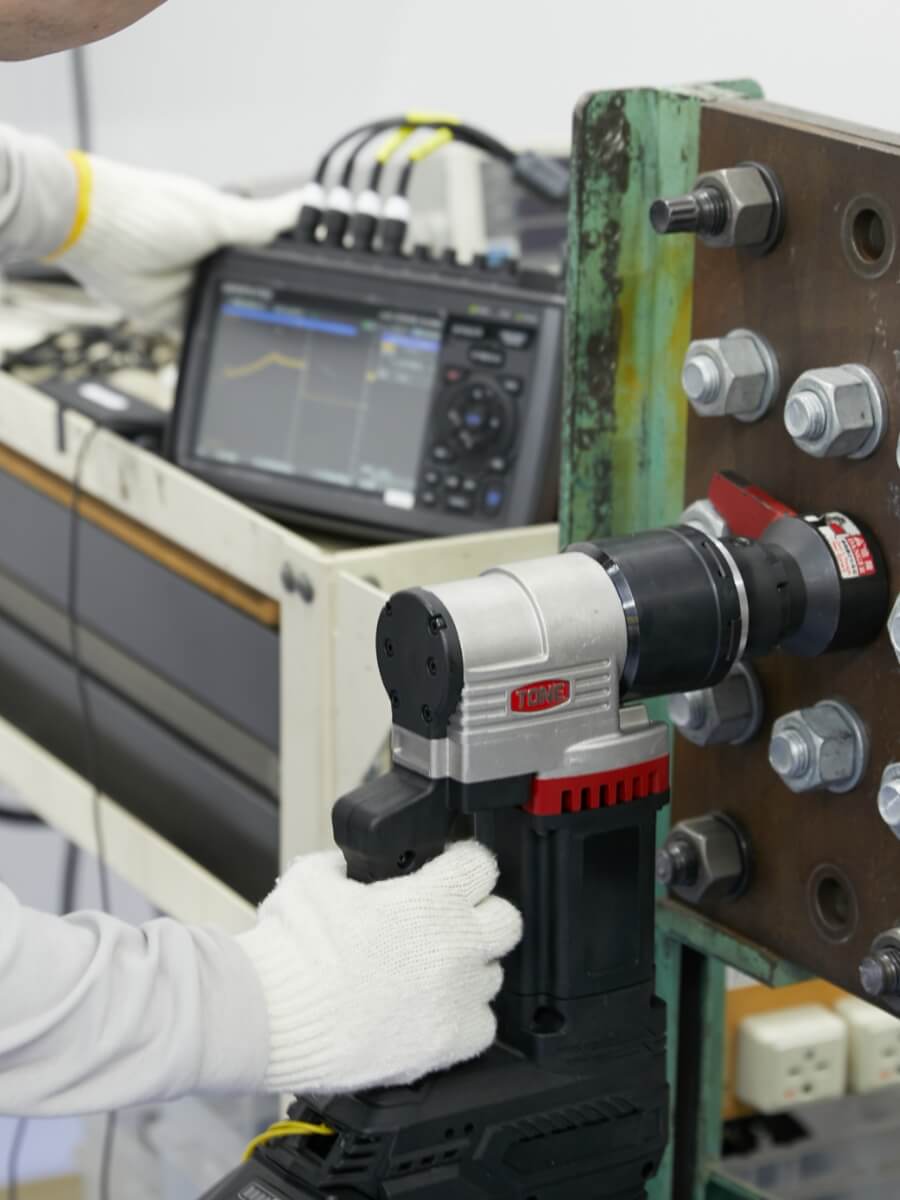 写真:工具を使用している様子