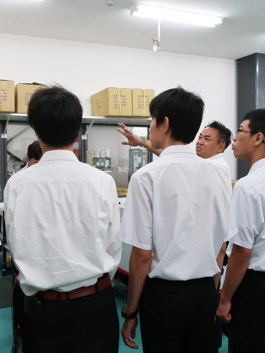 写真：学生の見学の様子