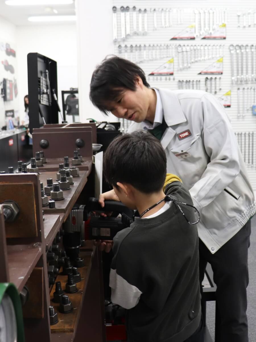 写真：矢野さんと見学する子どもの様子