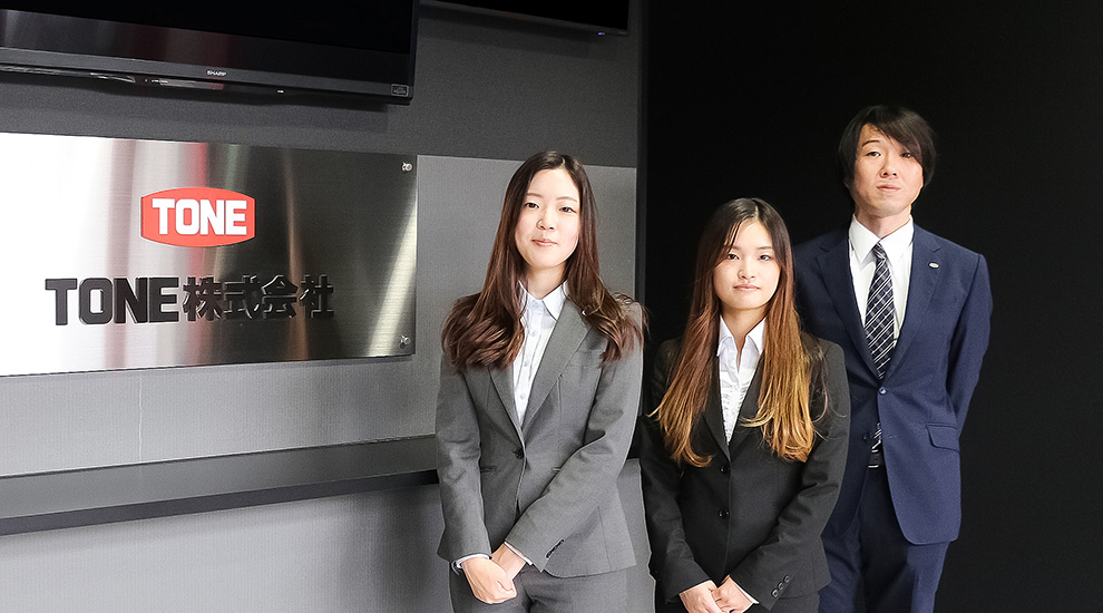 社員3人が並んでいる